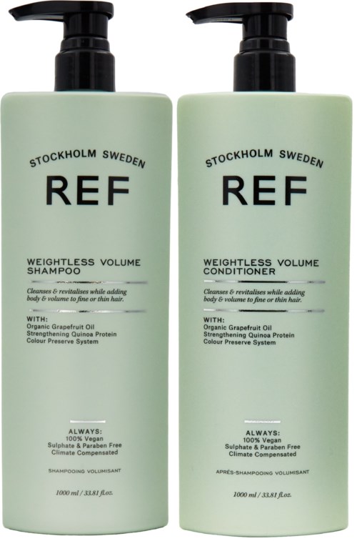 Zwei hellgrüne Flaschen mit schwarzen Pumpenköpfen, beschriftet 'REF' für Shampoo und Conditioner aus Stockholm, Schweden.