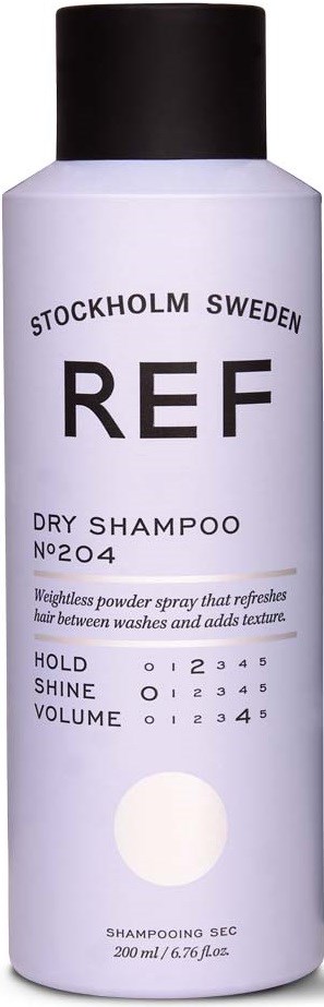 En vit flaska med svart lock, märkt 'REF Stockholm Sweden Dry Shampoo No 204,' med användningsinstruktioner och ett cirkulärt märke.