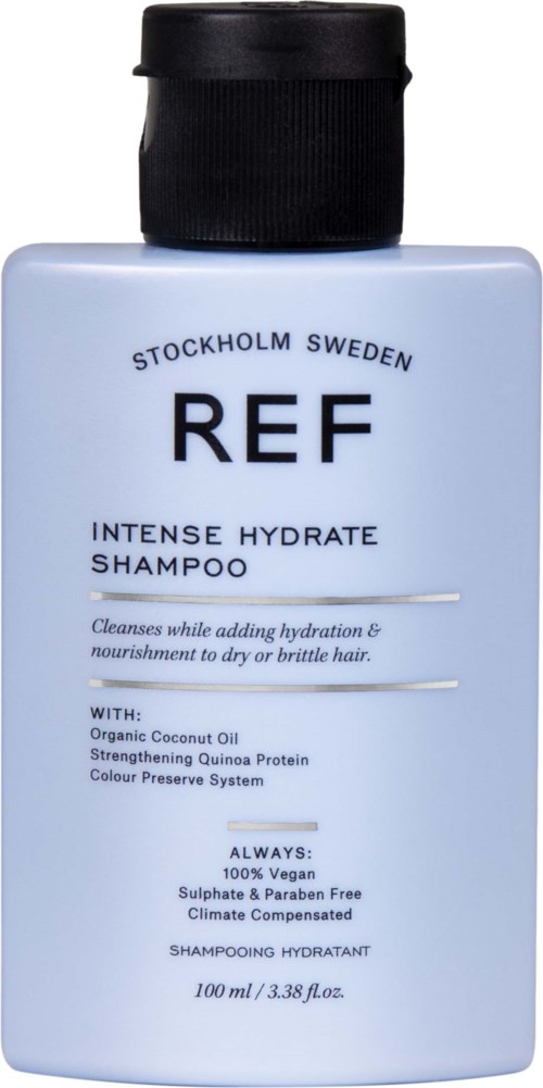 Vaaleansininen REF Intense Hydrate Shampoo -pullo, musta korkki, sisältää ainesosia ja etuja, valmistettu Ruotsissa.