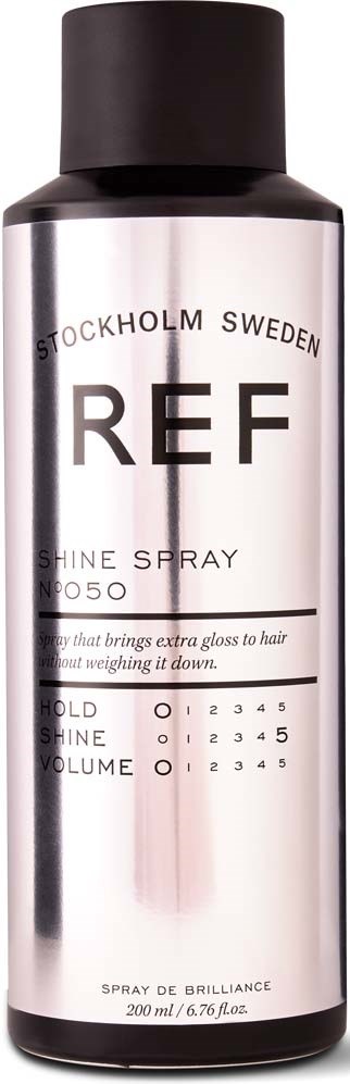 Srebrna butelka z czarnym korkiem, oznaczona 'REF Shine Spray' z Sztokholmu, Szwecja, z instrukcjami i pojemnością.