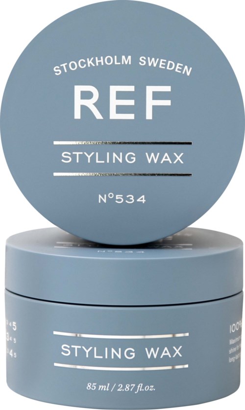 En rund förpackning märkt 'REF Styling Wax' från Stockholm, Sverige, med en annan förpackning nedanför. Båda är ljusgrå.