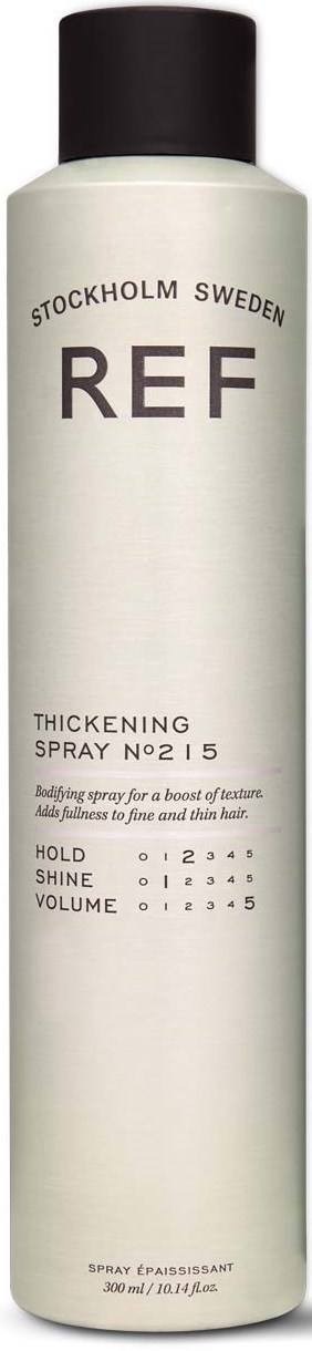 Pitkä, valkoinen spraypullo mustalla kannella, merkintä 'REF Stockholm Sweden Thicking Spray No 2/15' ja ohjeet.