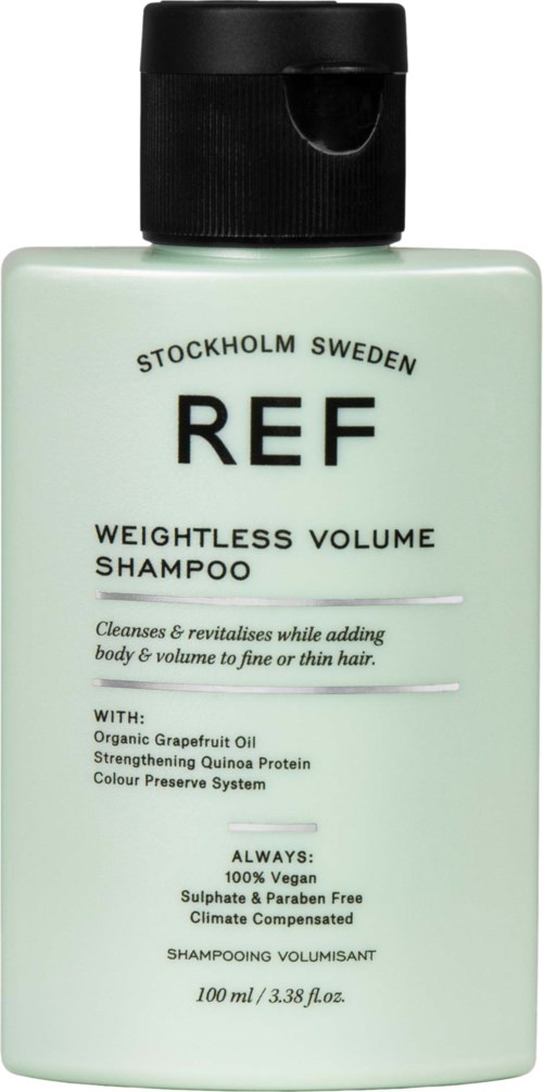 Eine hellgrüne Shampoo-Flasche mit schwarzem Deckel, gekennzeichnet mit REF Stockholm Sweden Weightless Volume Shampoo, mit natürlichen Inhaltsstoffen.