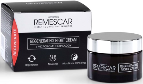 Een doos en een pot REMESCAR regenererende nachtcrème, met microbiome technologie, op een witte achtergrond.