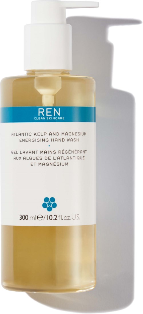 Een fles handzeep met blauwe label, witte pomp en gele vloeistof binnen, schaduw op witte achtergrond.
