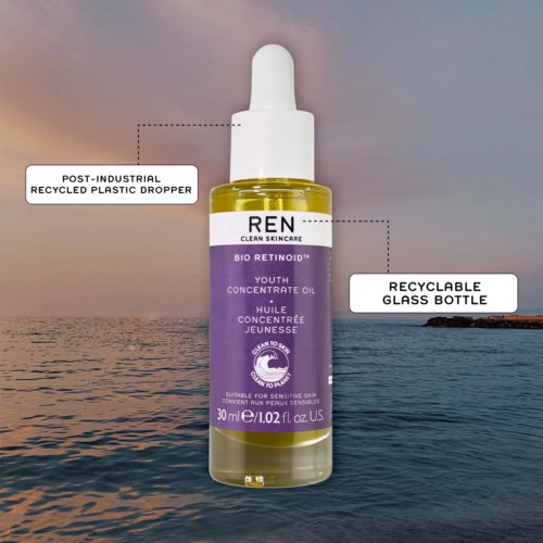 Et hudpleie serum i en klar glassflaske med pipette, merket 'REN Youth Concentrate Oil' mot en vannbakgrunn.