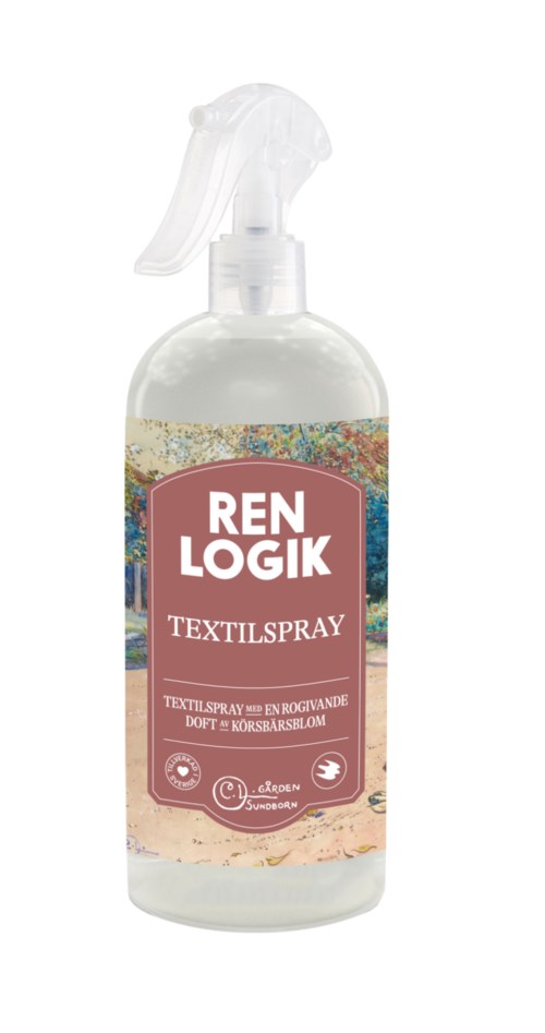 En genomskinlig sprayflaska med en etikett som säger 'Ren Logik Textilspray' för att rengöra tyg eller textilier.