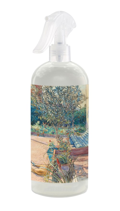 En spray flaska med en färgglad naturbild på etiketten, med träd, växter och utomhusmiljö.