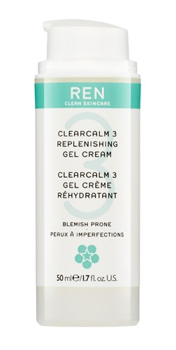 Een witte fles met een turquoise label. Het zegt "REN Clearcalm 3" met details over een gelcrème voor onzuivere huid.