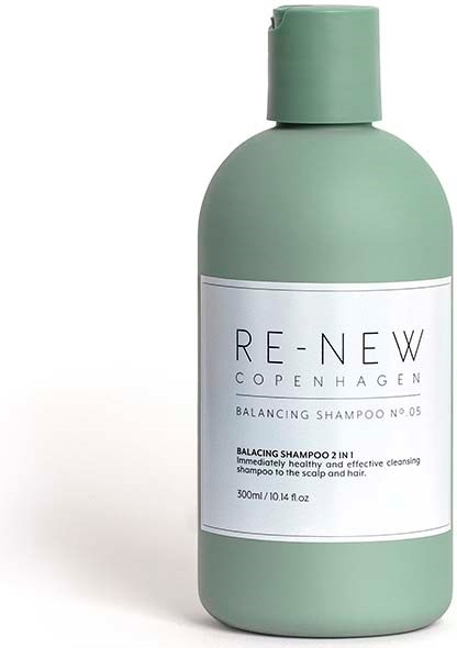 Eine grüne Flasche mit Re-New Copenhagen ausgleichendem Shampoo mit weißem Etikett und Klappdeckel.