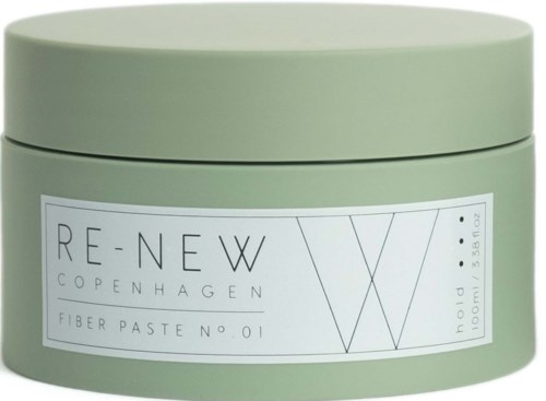 Ein runder, grüner Behälter mit weißem Etikett und schwarzem Text, namens RE-NEW Copenhagen Fiber Paste No. 01.