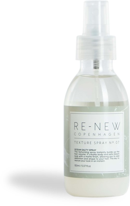 Eine klare Sprühflasche mit dem Etikett "RE-NEW Copenhagen" und Text über Meersalzsprühe für Haare und Haut.