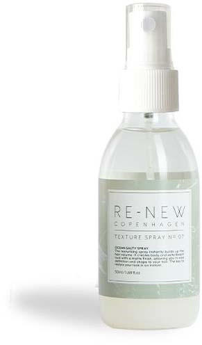 Klare Sprühflasche mit weißen Sprühkopf, beschriftet 'RE-NEW Copenhagen', Inhalt für Erfrischung oder Reinigung.