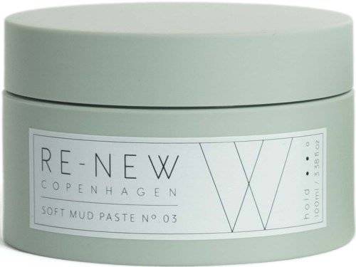 Ein runder, hellgrüner Behälter mit der Aufschrift 'Re-NEW Copenhagen' und 'Soft Mud Paste No.03'.