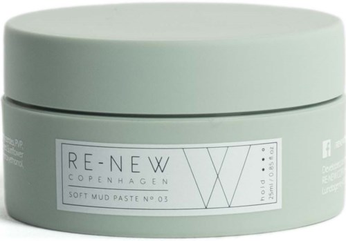 Ein hellgrüner runder Behälter mit der Aufschrift 'RE-NEW Copenhagen Soft Mud Paste No. 03.'