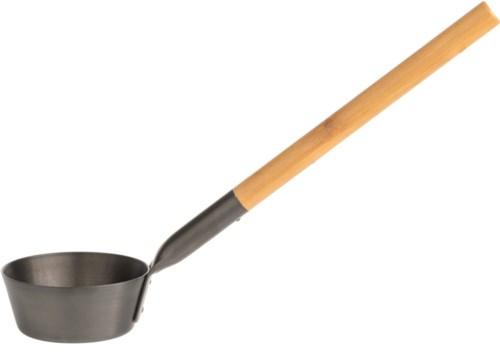 En metallskopa med ett långt trähandske för servering eller mätning av mat eller vätska.