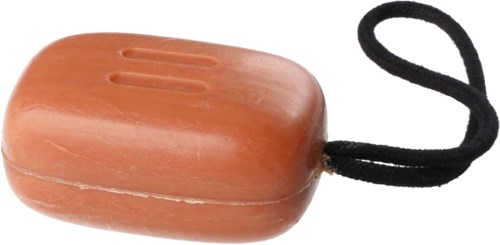 Eine kleine, orange Seife mit einem schwarzen Gummiband, zum Händewaschen.