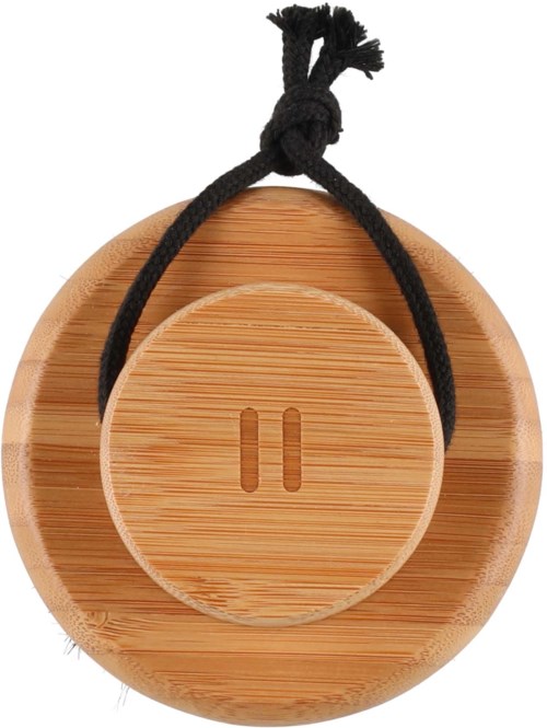 Ett runt bambu-objekt med ett mindre runt lock i mitten, knutet med ett svart snöre.