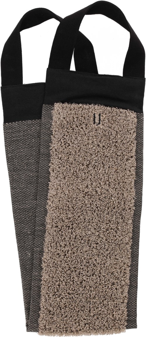 Ett städverktyg med lång handtag och en texturerad borste, för att skrubba golv eller ytor.
