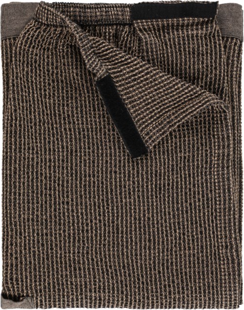 Gefaltete braune und schwarze kariert Hosen mit einem schwarzen Etikett am Bund.