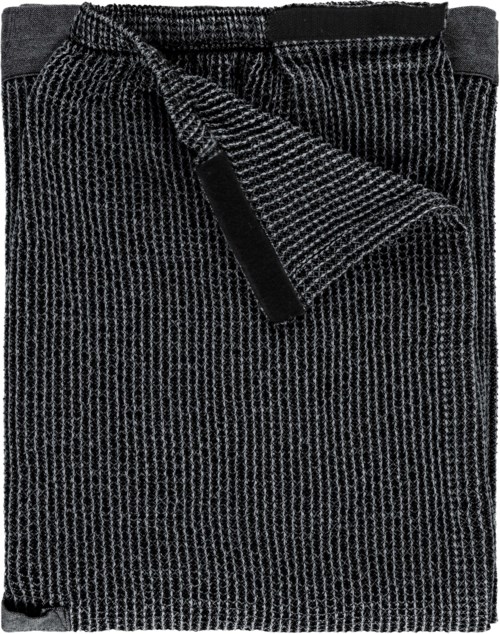 Ein gefaltetes Paar schwarz-weiß gestreifter Hosen mit Kordelzug in der Taille. Das Material sieht weich und gemütlich aus.
