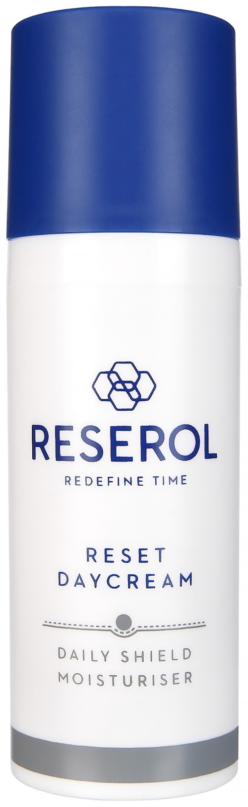 Een witte fles met een blauwe dop, gelabeld 'Reserol Reset Daycream' en 'Daily Shield Moisturiser.'