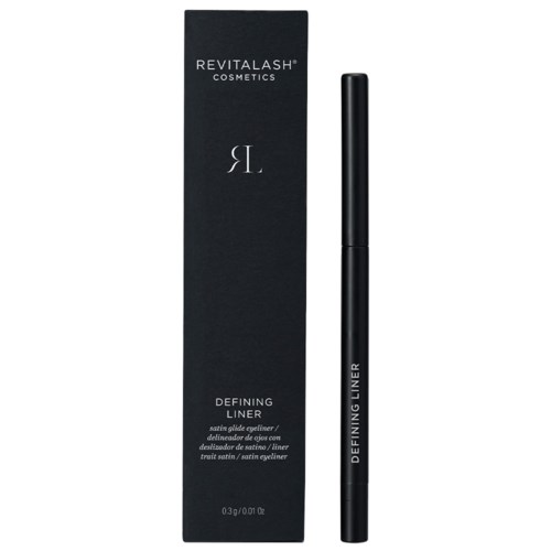 Musta laatikko, jossa on valkoinen teksti ja musta silmänrajauskynä sen vieressä. Laatikossa lukee 'Revitalash Cosmetics' ja 'Defining Liner.'