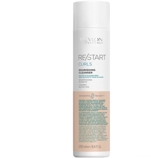 Eine lange weiße Flasche mit grauen und beigen Etiketten, enthält Revlon Shampoo für lockiges Haar.