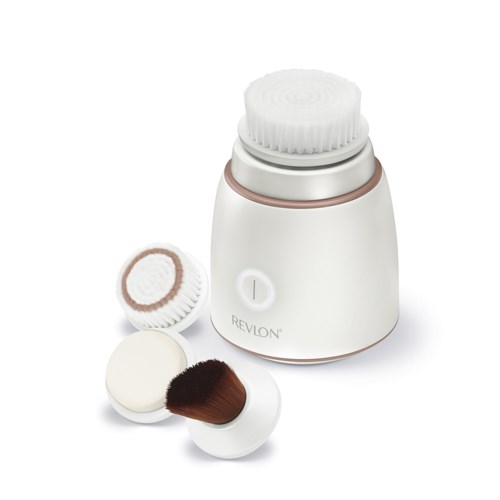 Een witte Revlon gezichtreinigingsapparaat met twee accessoires, een borstel en een spons, op een witte achtergrond.
