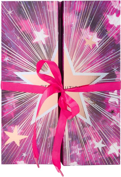 Een geschenkdoos met roze lint en sterontwerp op roze achtergrond met stralen en kleinere sterren.