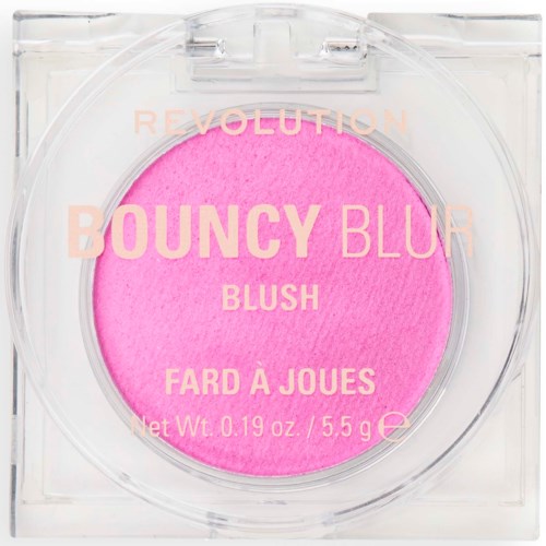 Een felroze blush in doorzichtige plastic verpakking met de woorden "BOUNCY BLUR" en andere productdetails gedrukt.