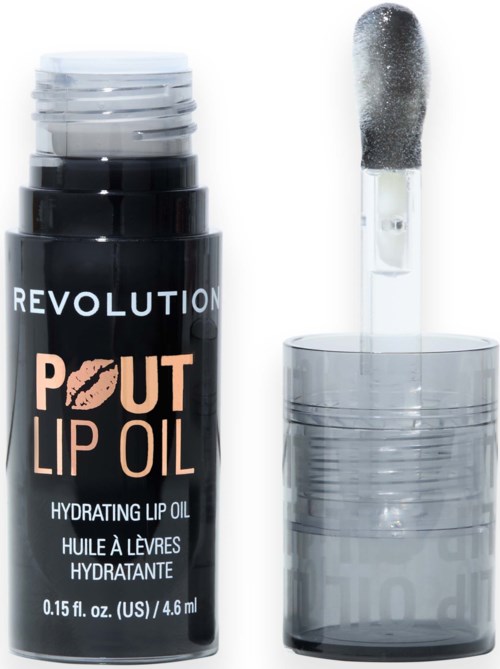 Een zwarte container lipolie met witte dop en doorzichtige applicator. Het label zegt "Revolution Pout Lip Oil."