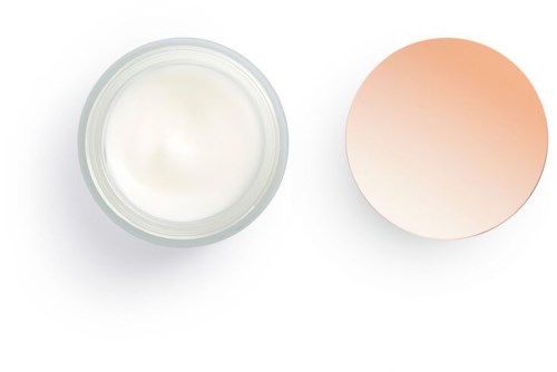 Een pot witte crème en een ronde spiegel of make-updoos op een witte ondergrond.
