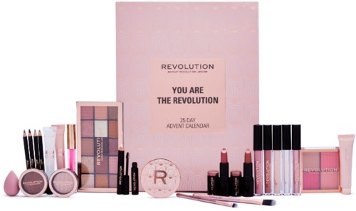 Et rosa sminke- og skjønnhetssett med leppestifter, børster, paletter og en 25-dagers adventskalender. Esken sier 'You are the revolution.'