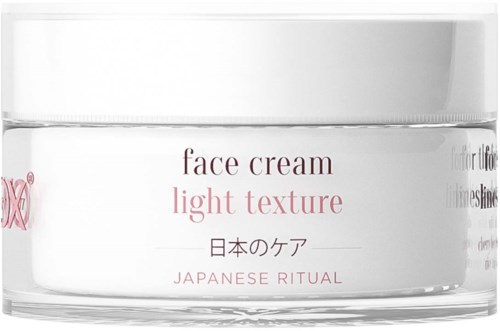 Een pot gezichtscrème met 'light texture' en Japanse tekens en 'JAPANESE RITUAL'.