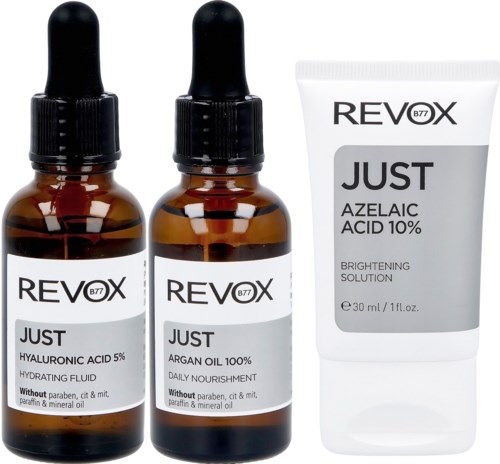 Drei Hautpflegeprodukte von Revox: zwei Flaschen mit Tropfenzuwerden und eine Tube mit "Just" Azelainsäure.