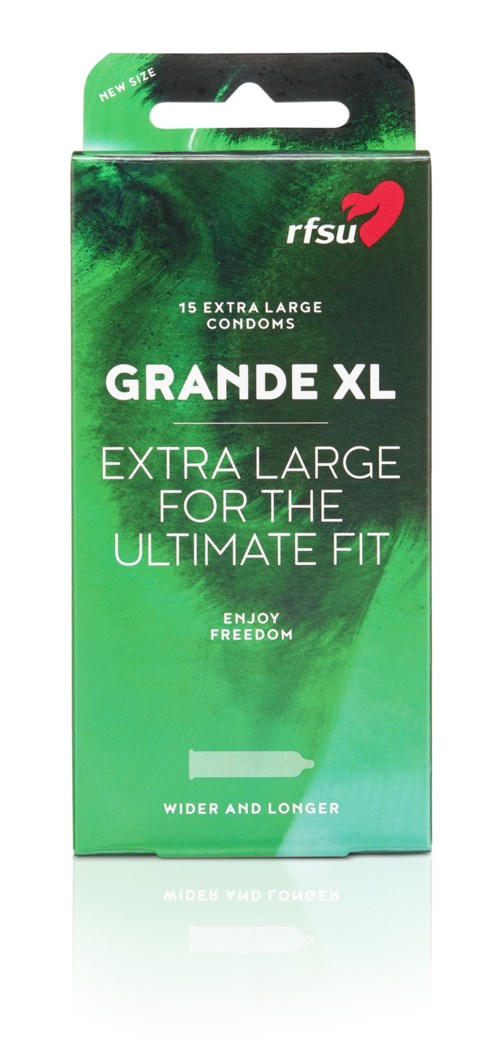En grön kondombeklädnad med texten 'Grande XL' i vitt, med en logo och beskrivning av storlek och passform.