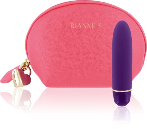 Eine rosa Kosmetiktasche mit goldenem Reißverschluss und Schlüsselanhänger, daneben ein lila Vibrator.