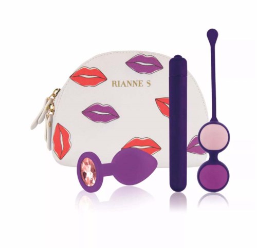 Schönheitsprodukte mit Lippenmuster-Tasche und lila Make-up-Tools.