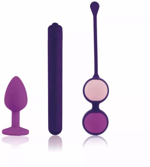 Ein Set aus drei lila Erwachsenen-Spielzeugen, including ein kleiner Analdildo, ein schlanker Vibrator und ein Vergrößerungsspiegel.