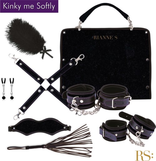 Sammlung schwarzer Lederfesseln, Peitsche, Federn, Handschellen und Zubehör für Bondage, mit Transporttasche.