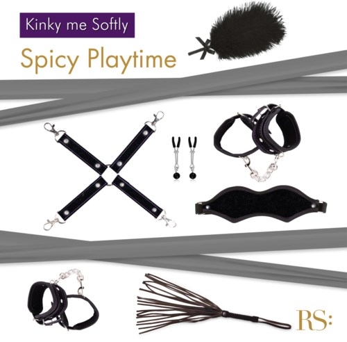 Ein BDSM-Set mit Handschellen, Peitsche, Halsband, Leine und Etikett, gekennzeichnet 'Kinky me Softly, Spicy Playtime.'