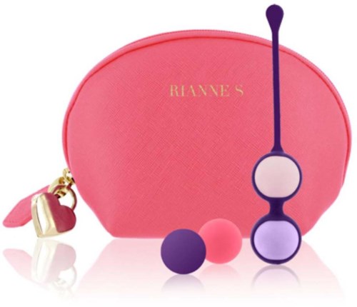 Eine pinke Tasche mit Goldlogo, drei bunte Kugeln und ein langes, lila-weißes Objekt, das wie eine Zahnbürste aussieht.