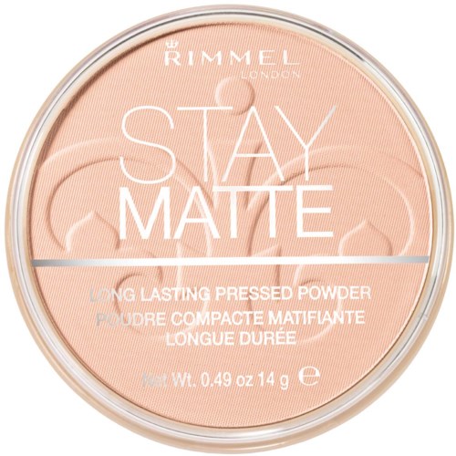 En rund Rimmel London Stay Matte puderbehållare i ljusrosa färg med vit text.
