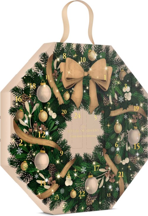Ein Adventskalender mit einem Kranz, verziert mit goldenen und weißen Kugeln, Schleifen und Tannenzweigen.