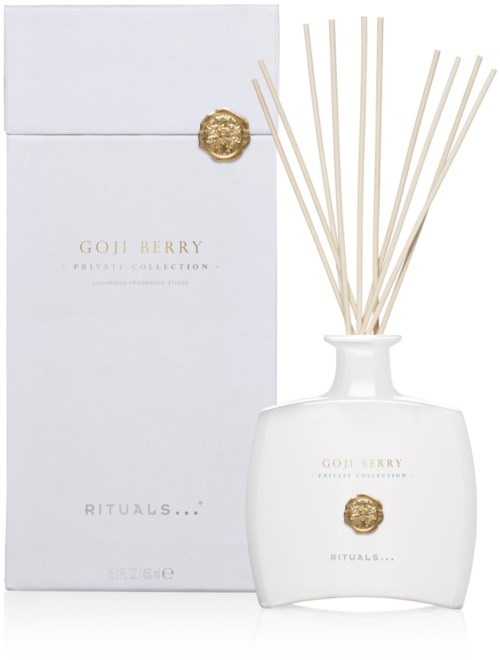 En vit diffuserflaska med träpinnar, guldstämpel och förpackningsbox, märkt 'Goji Berry' och 'Rituals'.