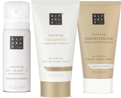 Drei Haarpflegeprodukte: Trockenshampoo, feuchtigkeitsspendendes Shampoo und Conditioner für trockenes, stumpfes Haar mit Hyaluronsystem.