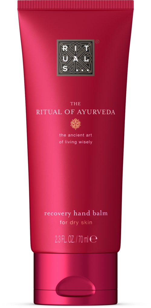 Pieni vaaleanpunainen puteli, jossa lukee 'recovery hand balm' kuiva iho, ja brändö 'The Ritual of Ayurveda' ja mustavalkoinen logo.