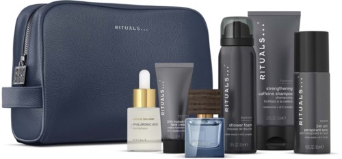 Eine Reisetasche mit Hautpflege, Shampoo und Deodorant für Männer.