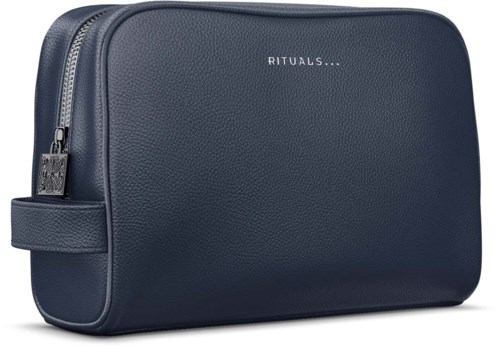 Eine dunkelblaue Tasche mit Reißverschluss und Griff, mit "RITUALS." beschriftet. Sie sieht stilvoll und kompakt aus.